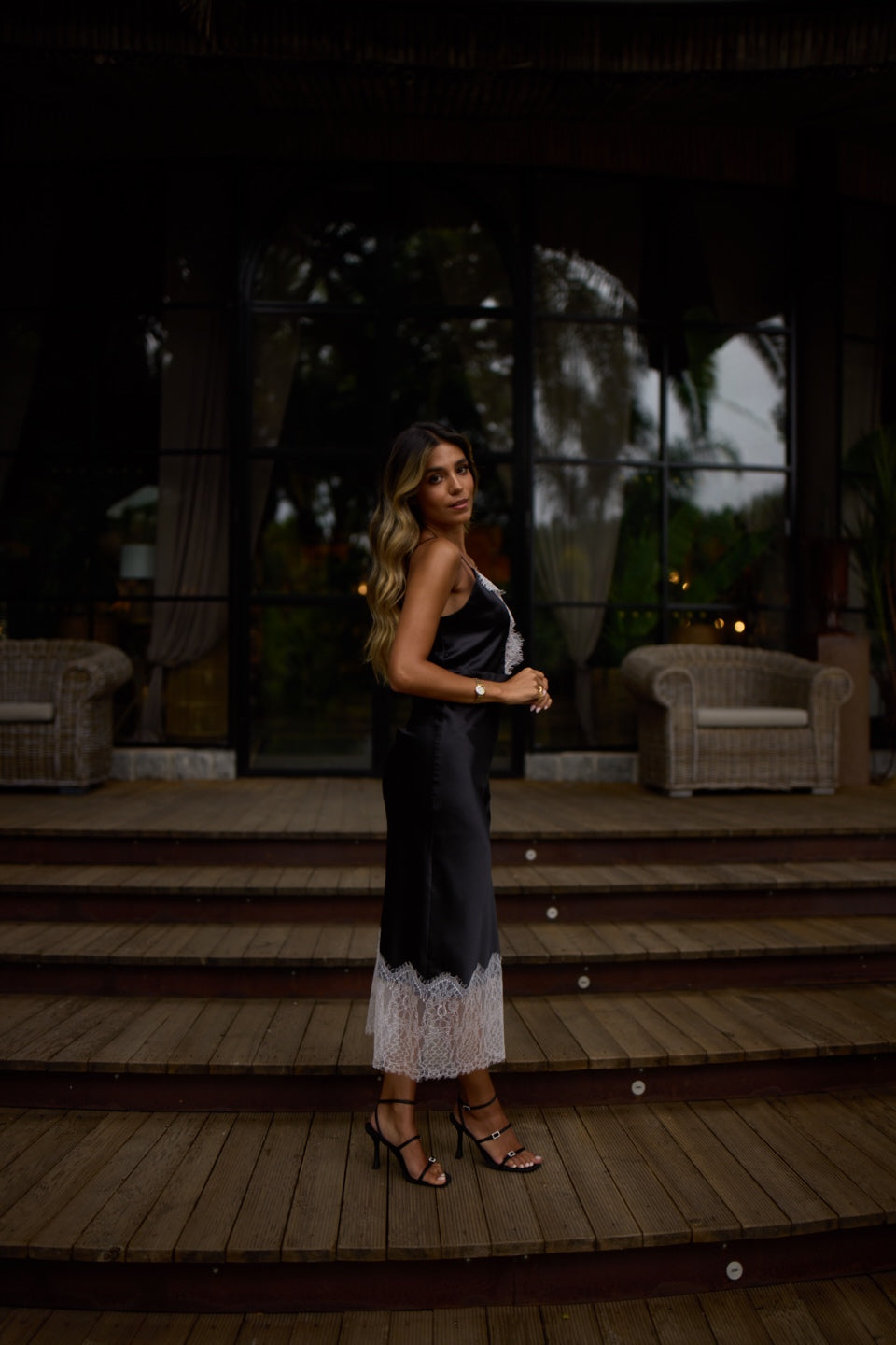 Robe en satin noir prévente