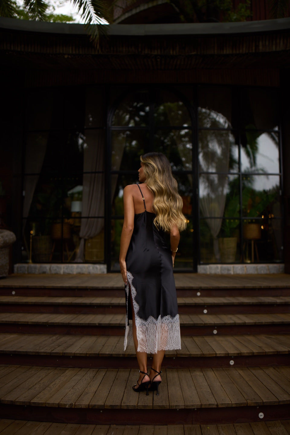 Robe en satin noir prévente