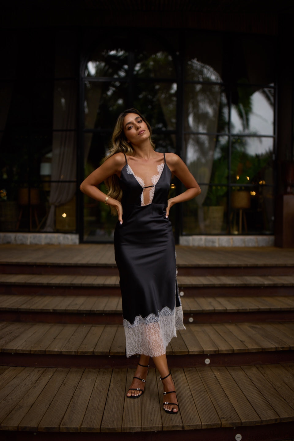 Robe en satin noir prévente