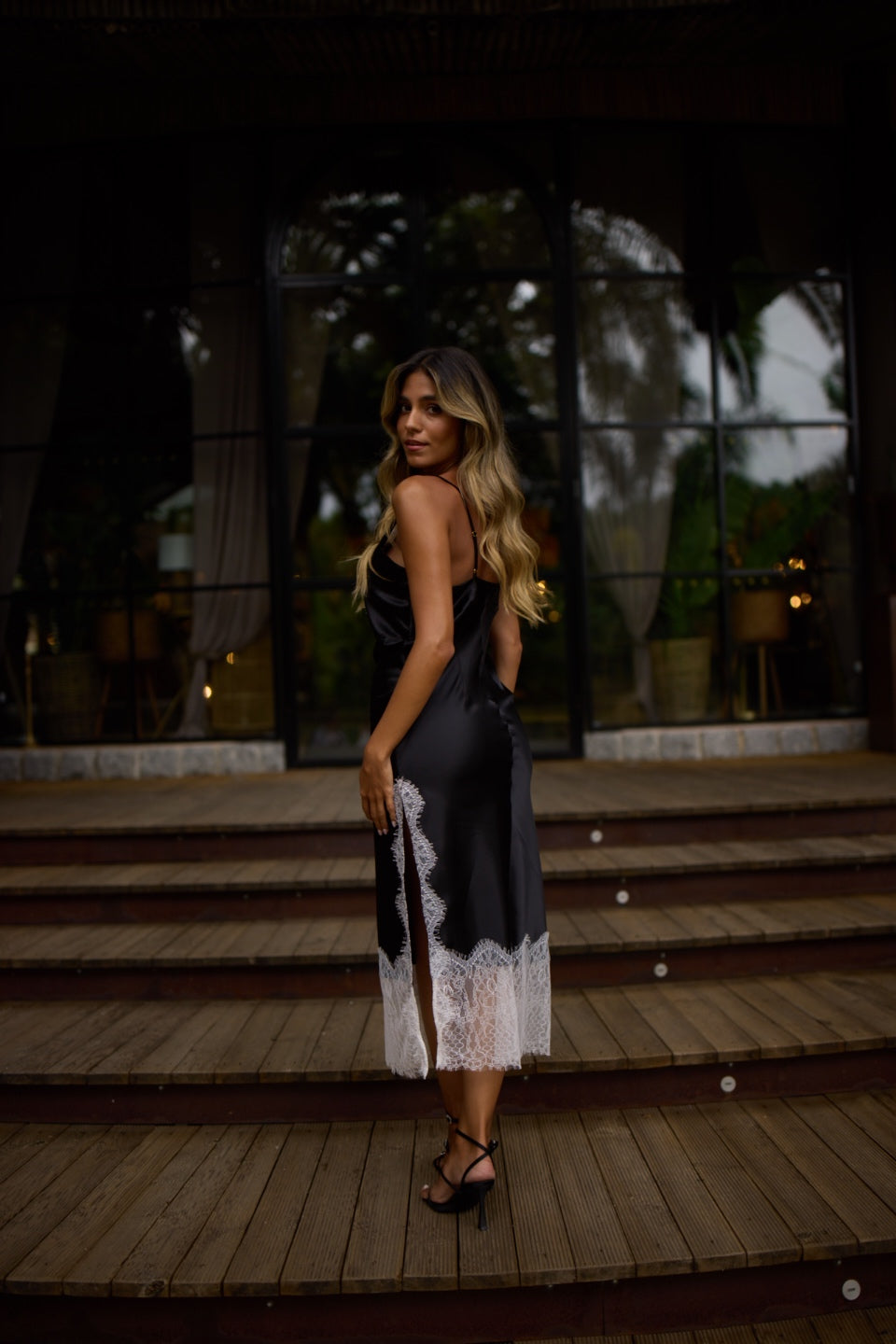 Robe en satin noir prévente